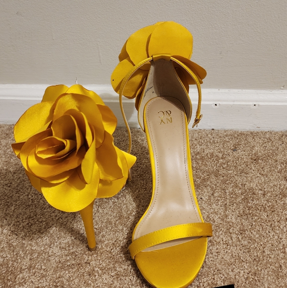 Golden Yellow Flower Sandle